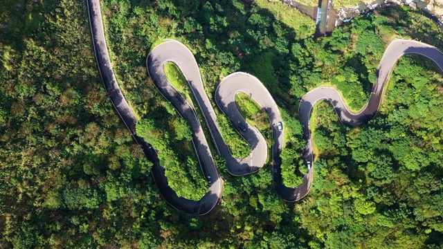 无人机拍摄的台湾山间蜿蜒的道路视频下载