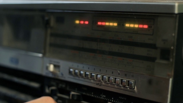 古董店里的旧收音机。特写镜头。视频下载