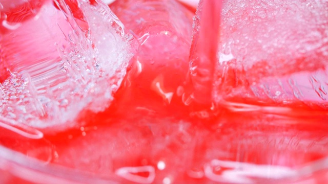 在饮用杯中加入冰块的软饮料视频素材