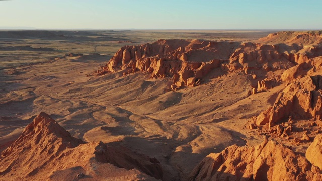 日落时戈壁沙漠的鸟瞰图视频下载