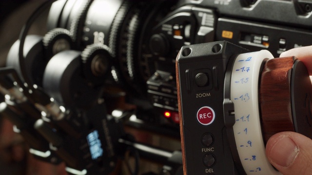 第一个AC机架聚焦在胶卷相机上视频素材