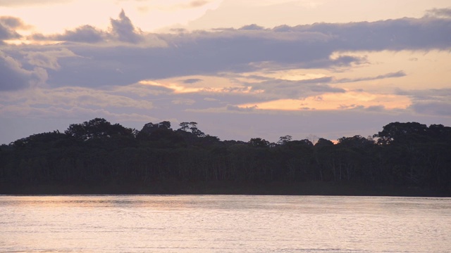 黄昏时分，秘鲁的亚马逊河流经雨林视频下载