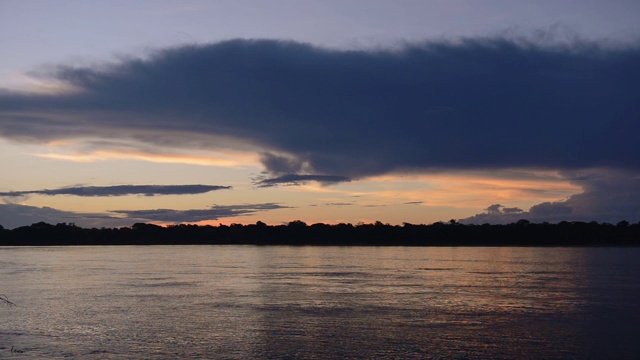 秘鲁，黄昏时分，亚马逊河以热带雨林为背景视频下载