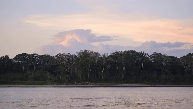 亚马逊河在日落时穿过秘鲁雨林视频下载