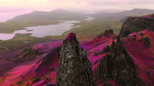 神秘的镜头飞行在斯凯岛在苏格兰惊人的红外颜色。视频下载