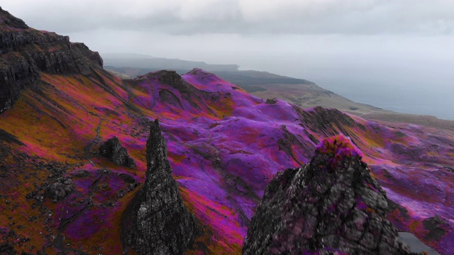 神秘的镜头与无人机飞行在苏格兰与红外颜色的戏剧性景观。视频下载