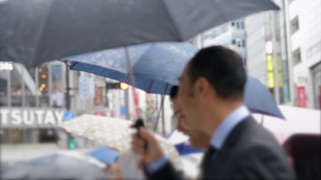 下雨天，人们在雨中打伞视频素材