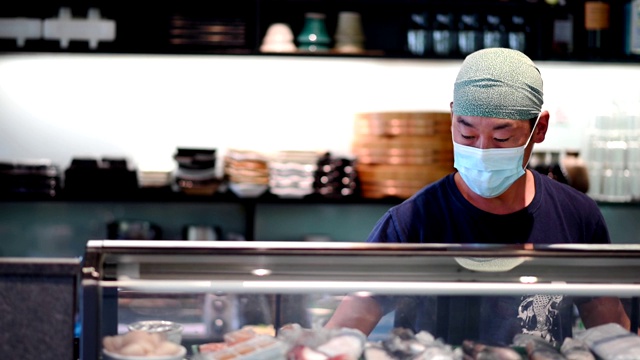 戴口罩的日本寿司厨师视频下载
