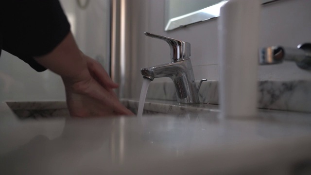 一个在浴室洗手的女人视频素材