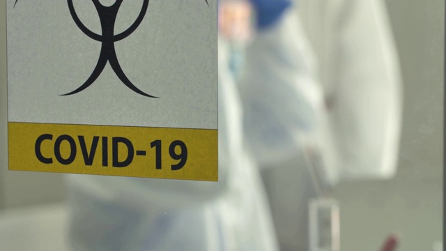 Covid-19:在实验室从事抗病毒检测标本工作的科学家视频素材