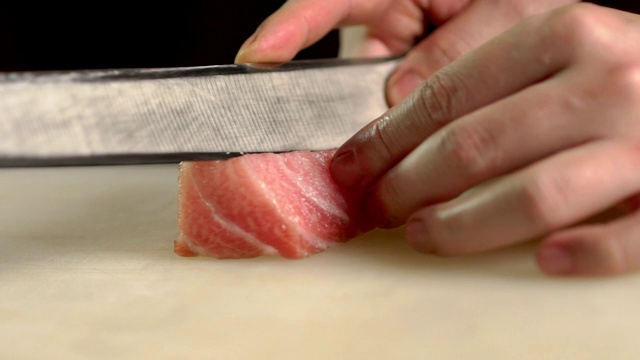 在日本餐厅的厨房酒吧，厨师正在切金枪鱼或牛郎生鱼片视频下载