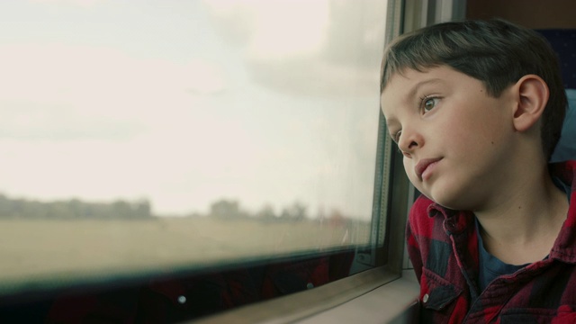 男孩向火车窗外看视频素材