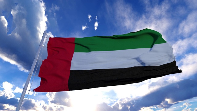 现实的阿拉伯联合酋长国的旗帜在蓝天下迎风缓慢飘扬视频素材