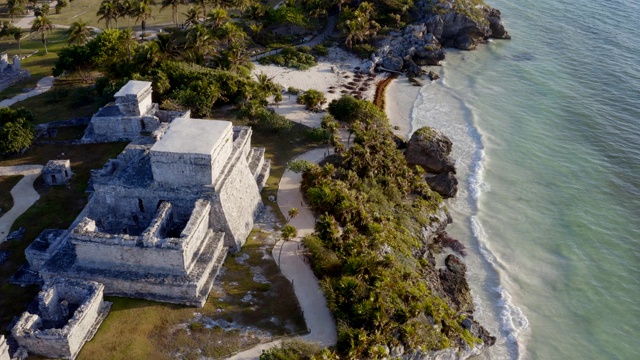 惊人的无人机拍摄的图卢姆废墟的海边。墨西哥图卢姆遗址考古区，从上面俯瞰埃尔·卡斯蒂略视频下载