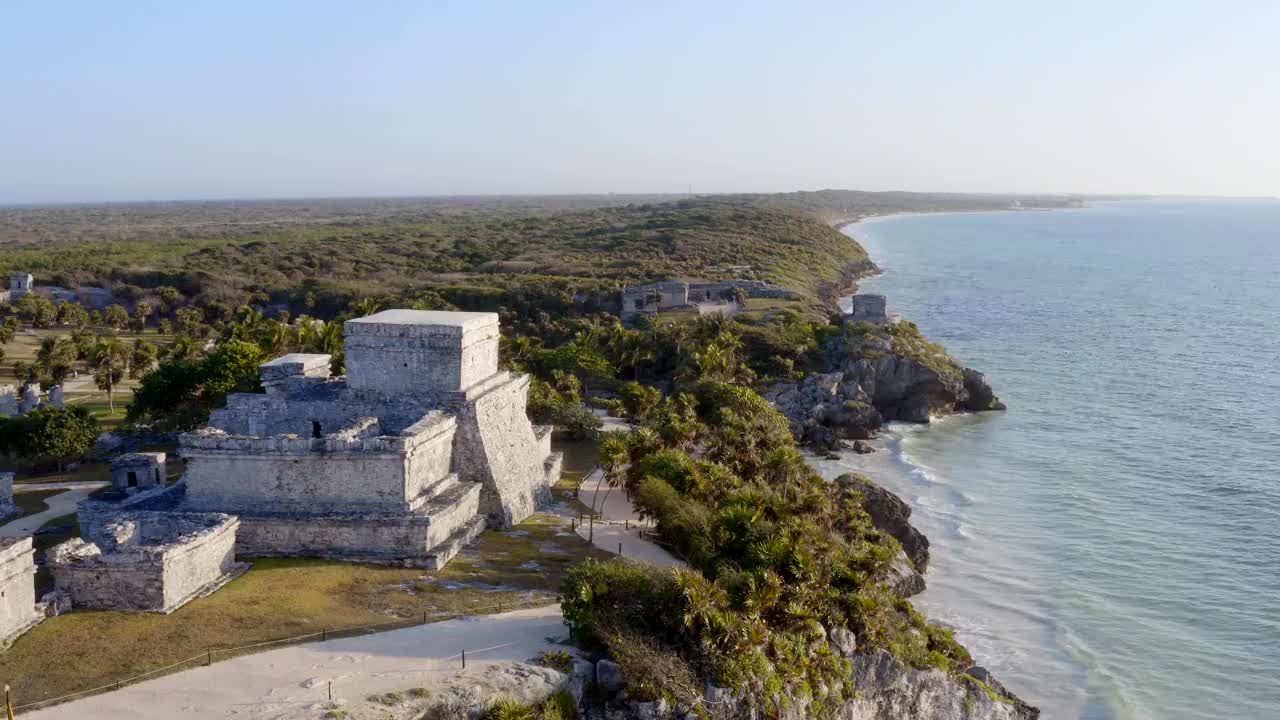 令人惊叹的无人机拍摄的图伦姆废墟在海边。墨西哥图卢姆遗址考古区，El Castillo视频下载