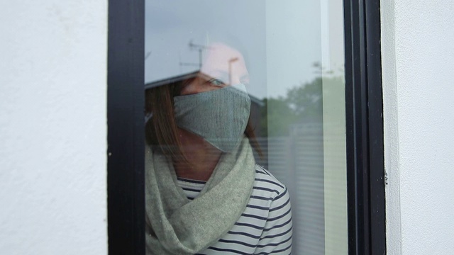 戴面具的女人往窗外看视频下载