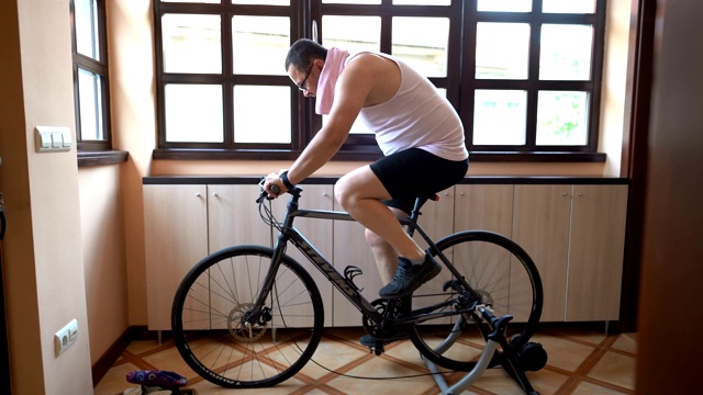 男子训练自行车家庭教练视频素材