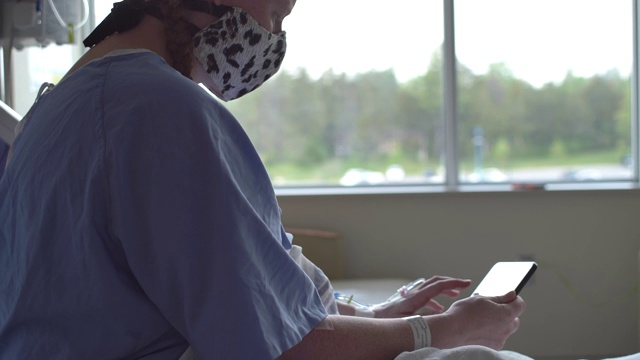 病人使用平板电脑视频素材