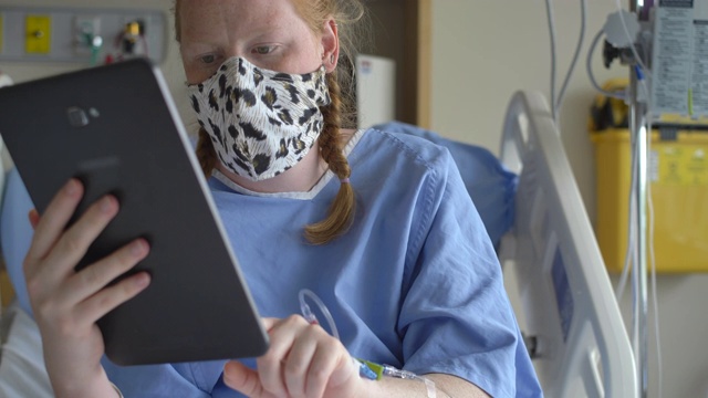 病人使用平板电脑视频素材