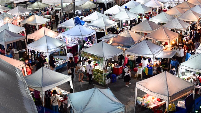 4K时光流逝，曼谷夜市上散步购物的人群视频下载