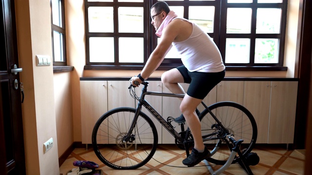 男子训练自行车家庭教练视频素材