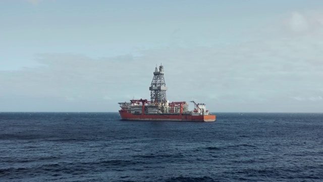 在海洋中勘探新的油气田的钻井船视频下载