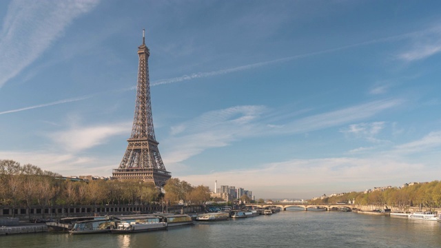 法国巴黎时光流逝4K，埃菲尔铁塔和塞纳河的城市天际线时光流逝视频素材