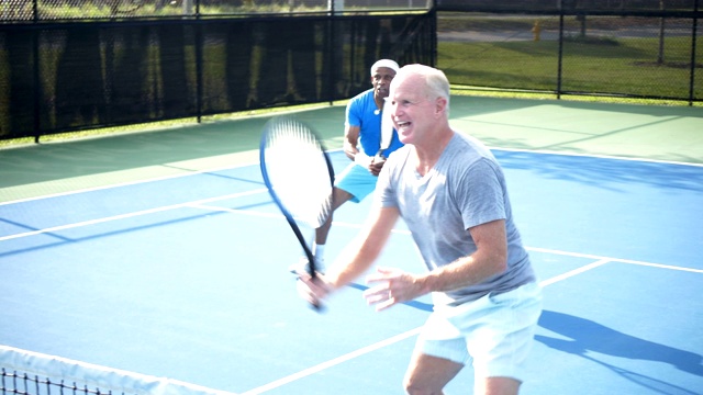 男子打网球，双打，截击视频下载