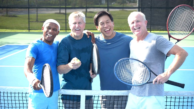 男人们在打网球，笑着，喊着视频下载