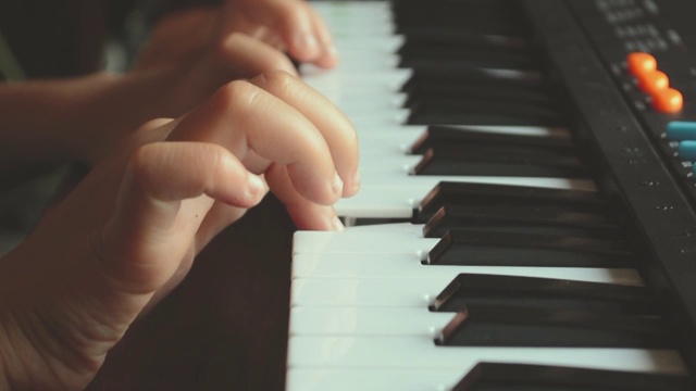 孩子用手在钢琴上弹奏音乐视频素材