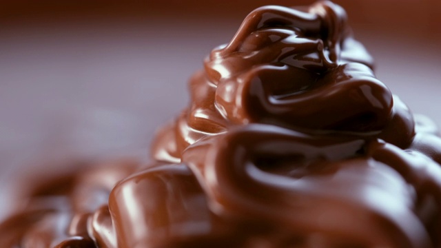 倒牛轧糖巧克力酱视频下载