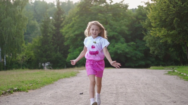 快乐的女孩在夏天的公园里奔跑视频下载