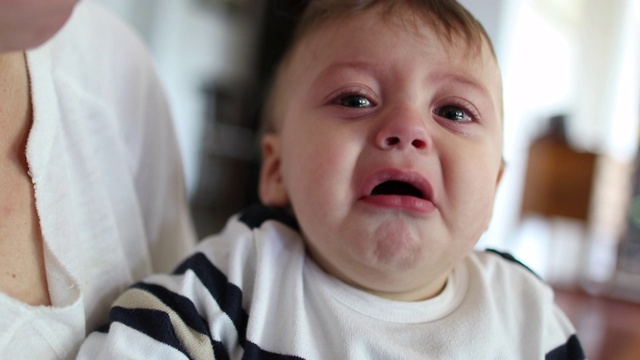 生气的婴儿。啼哭的小男孩视频素材