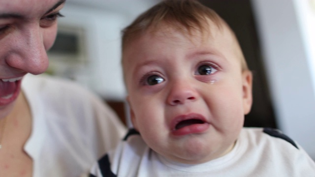 伤心流泪的婴儿，蹒跚学步的脸哭视频素材