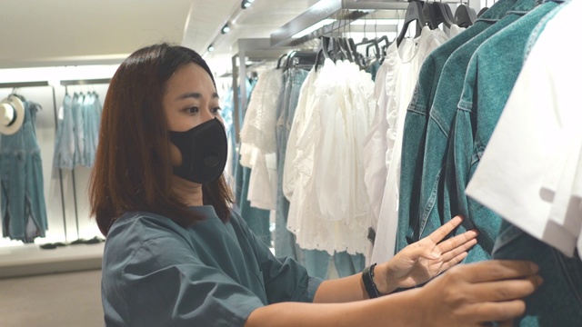新常态:亚洲女性带着面具购物视频素材
