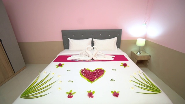 酒店的床的布置以细腻细致的方式为顾客提供支持。视频素材