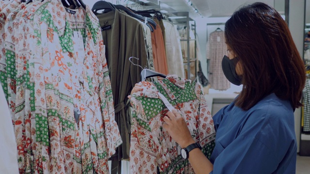 亚洲女人购物与面具视频素材