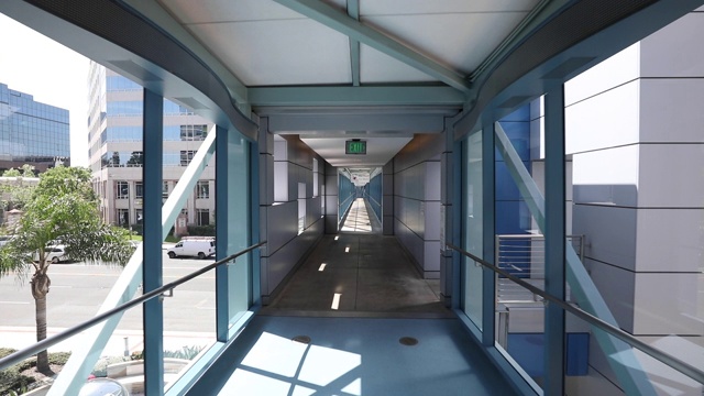 通过现代医院走廊/天桥的跟踪镜头视频下载