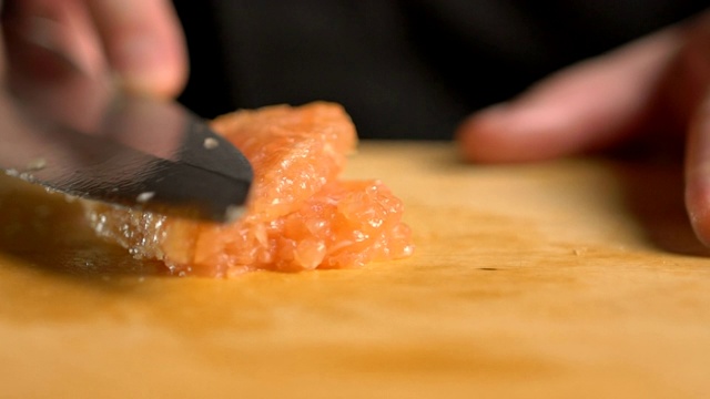 日本料理厨师在厨房的切菜板上切生鲑鱼视频素材