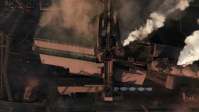 空气污染。从工厂的烟囱里冒出来的浓烟。一架无人机飞过一家钢铁厂冒着烟的烟囱视频素材