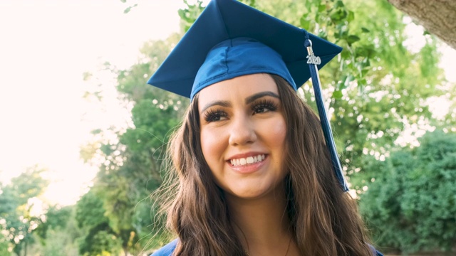微笑的年轻女子庆祝她的毕业视频素材