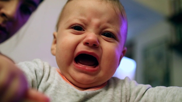 哭闹的婴儿。小男孩在发脾气视频素材
