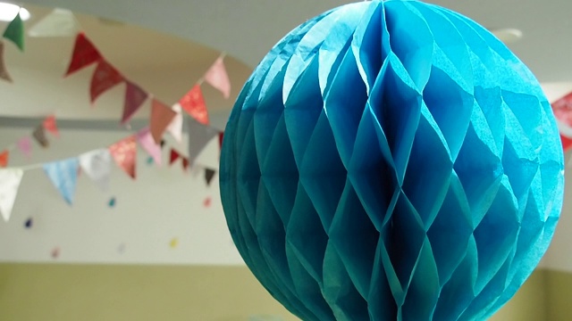 日本悬挂蓝色的装饰纸球，以国旗为背景。视频下载