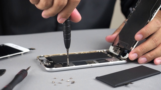 技术人员或工程师修理坏了的智能手机视频素材
