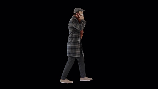成年男子戴着医用防护口罩一边打电话一边走路视频素材