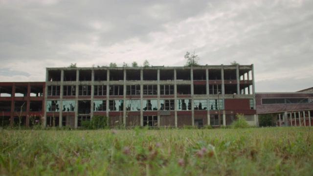 机架对焦拍摄的建筑前帕卡德汽车公司的工厂视频下载