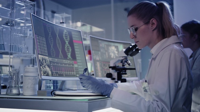 研究DNA突变的科学家。带有DNA螺旋结构的电脑屏幕视频下载