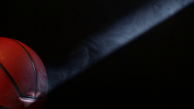 篮球冒烟的画面背景很暗视频素材