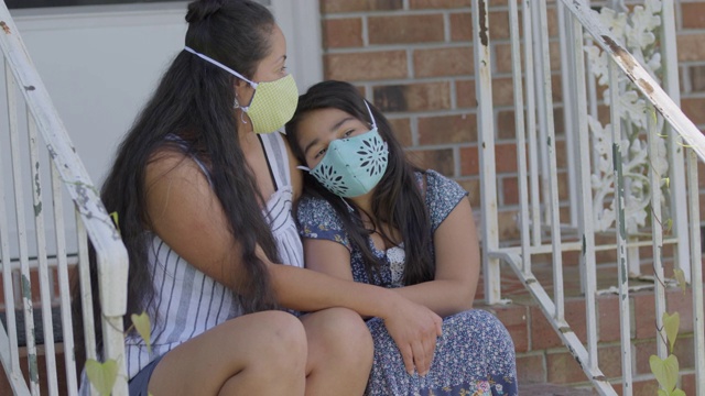 美国土著的小女儿把她的头靠在她慈爱的母亲身上视频素材