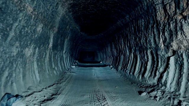 穿过黑暗的洞穴隧道前进视频下载